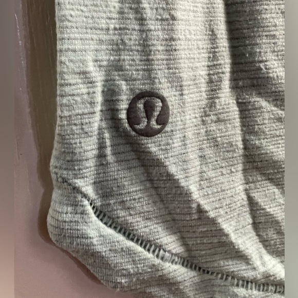 LuluLemon V-Neck Classic Tee - Size 4 - Picture 4 of 4